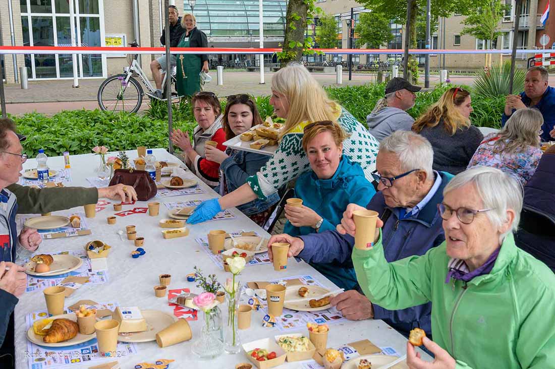 Vrijheidslunch Houten aan tafel