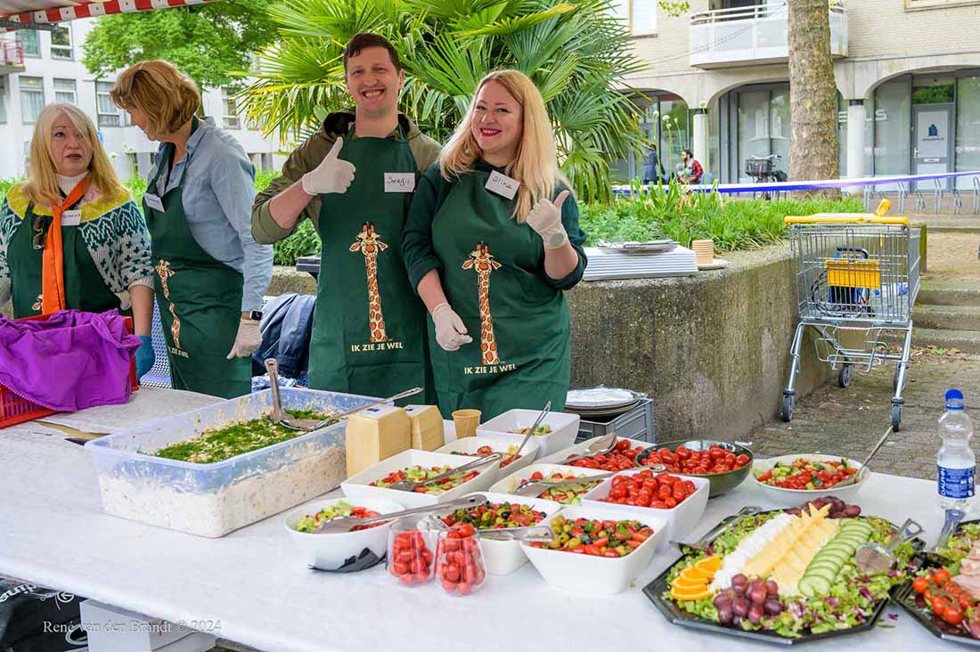 Vrijheidslunch Houten vrijwilligers eetstand
